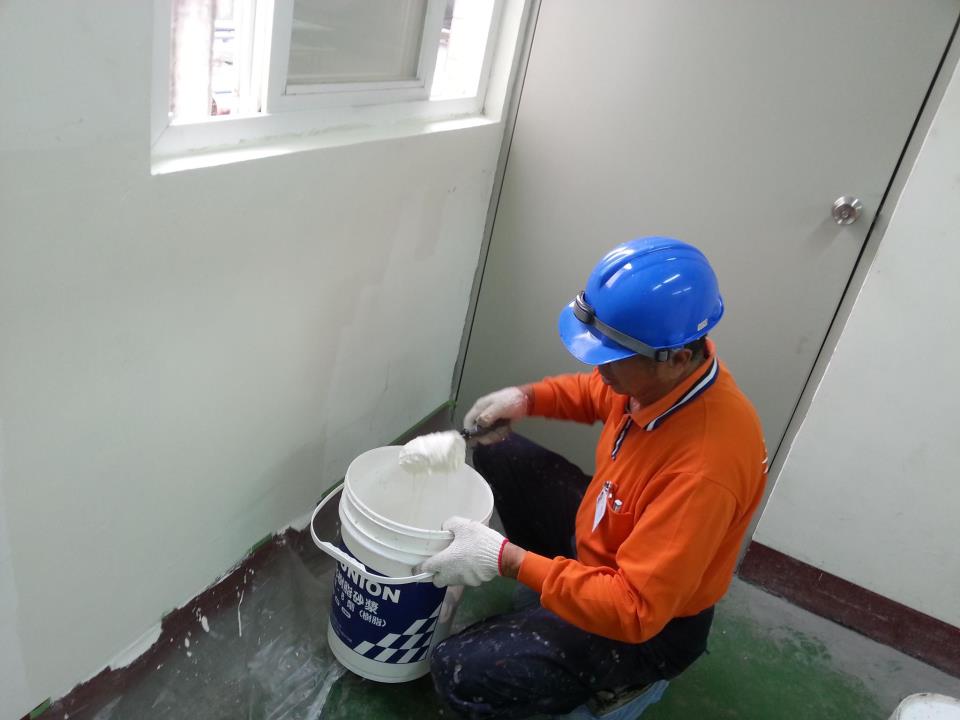 四樓電梯機房.窗框週邊施作高壓灌注止水防漏