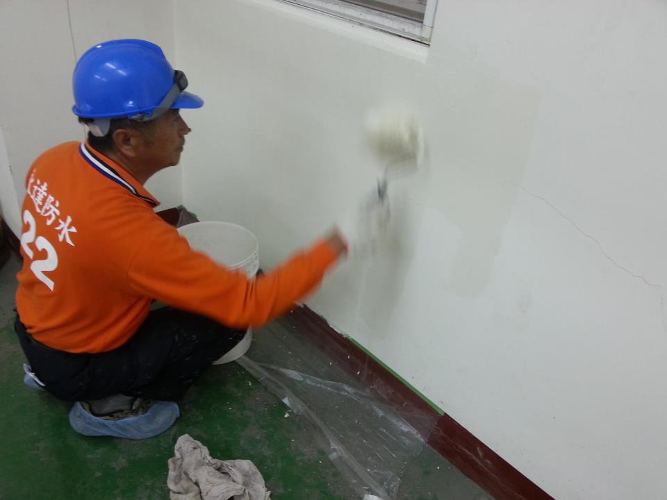 四樓電梯機房.窗框週邊施作高壓灌注止水防漏