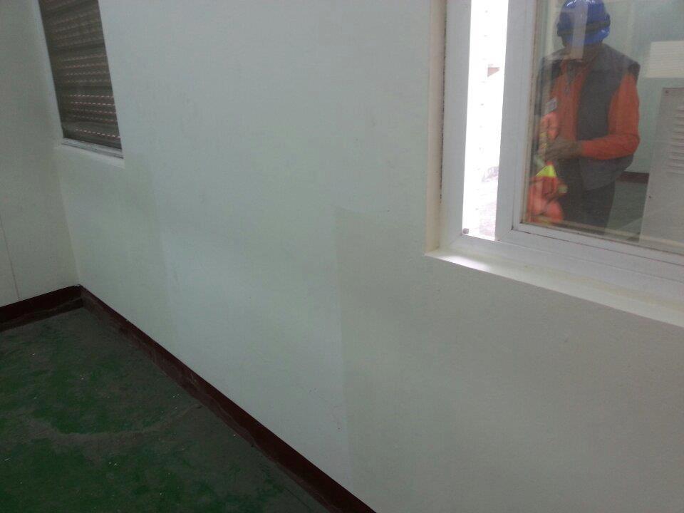 四樓電梯機房.窗框週邊施作高壓灌注止水防漏