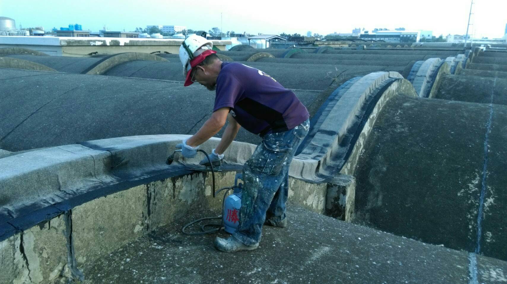 紡織公司仁德廠伸縮縫防止漏水~防水毯+FRP補強