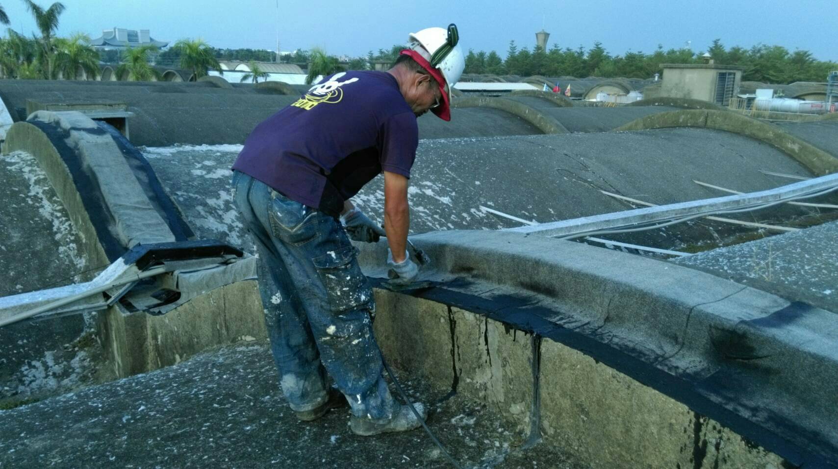 紡織公司仁德廠伸縮縫防止漏水~防水毯+FRP補強