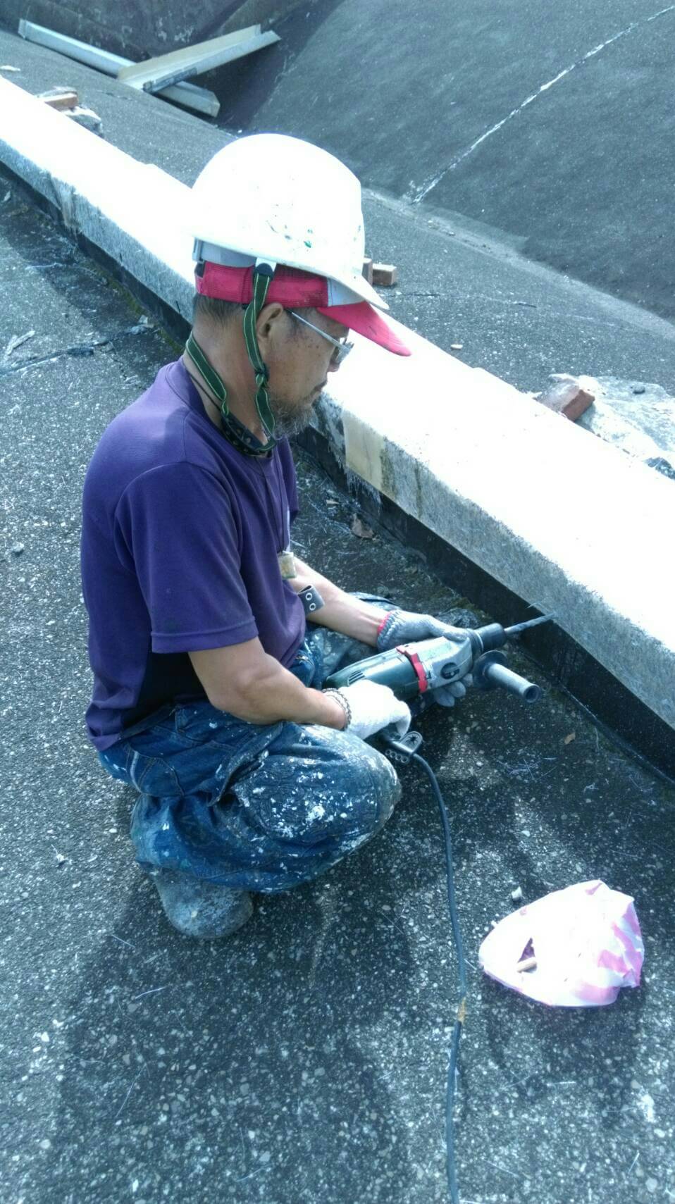 紡織公司仁德廠伸縮縫防止漏水~防水毯+FRP補強