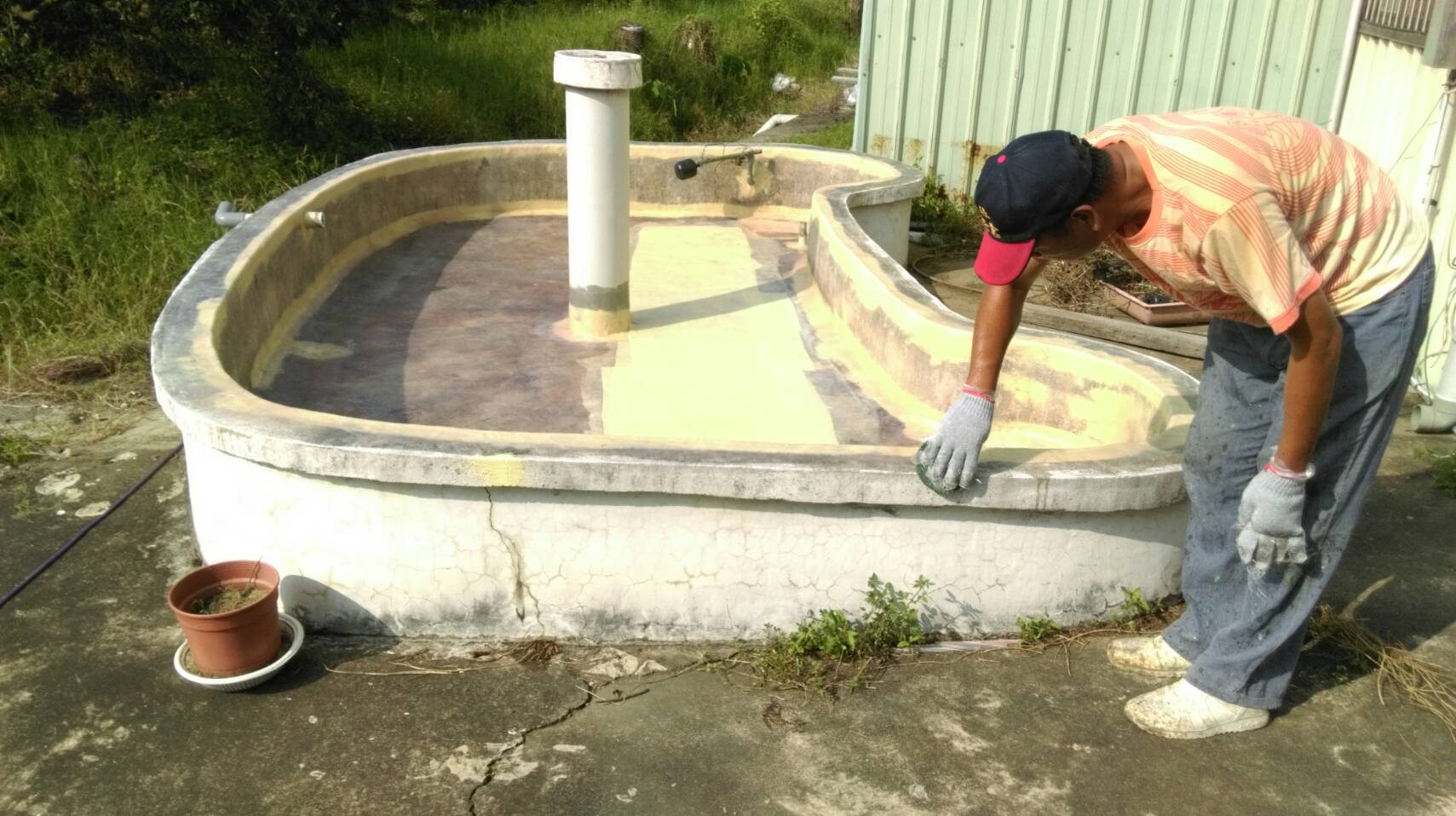 長榮路一段噴水池FRP玻璃纖維層施作完成