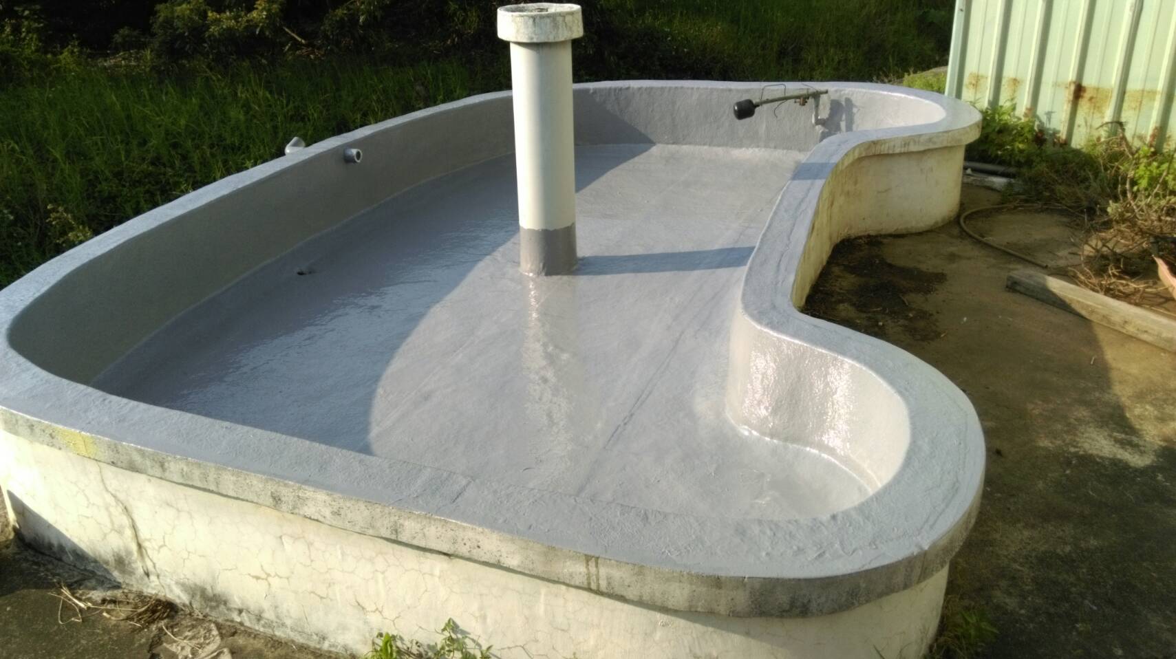 長榮路一段噴水池FRP玻璃纖維層施作完成