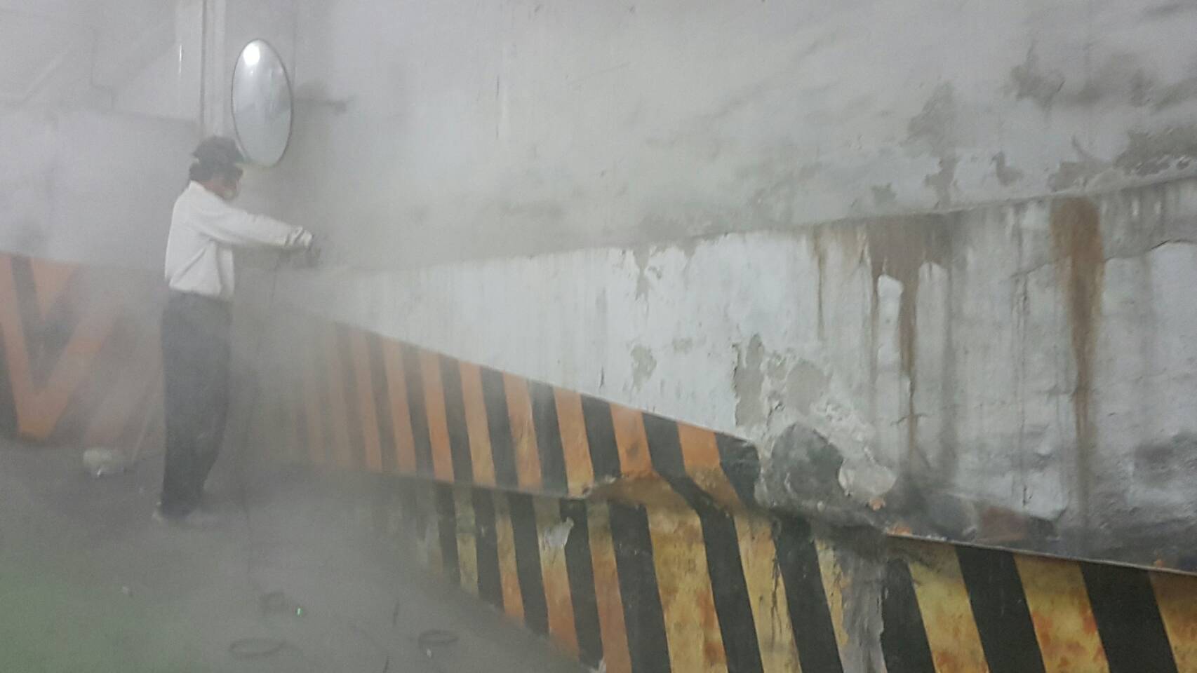 社區車道牆壁高壓灌注，玻璃纖維施作