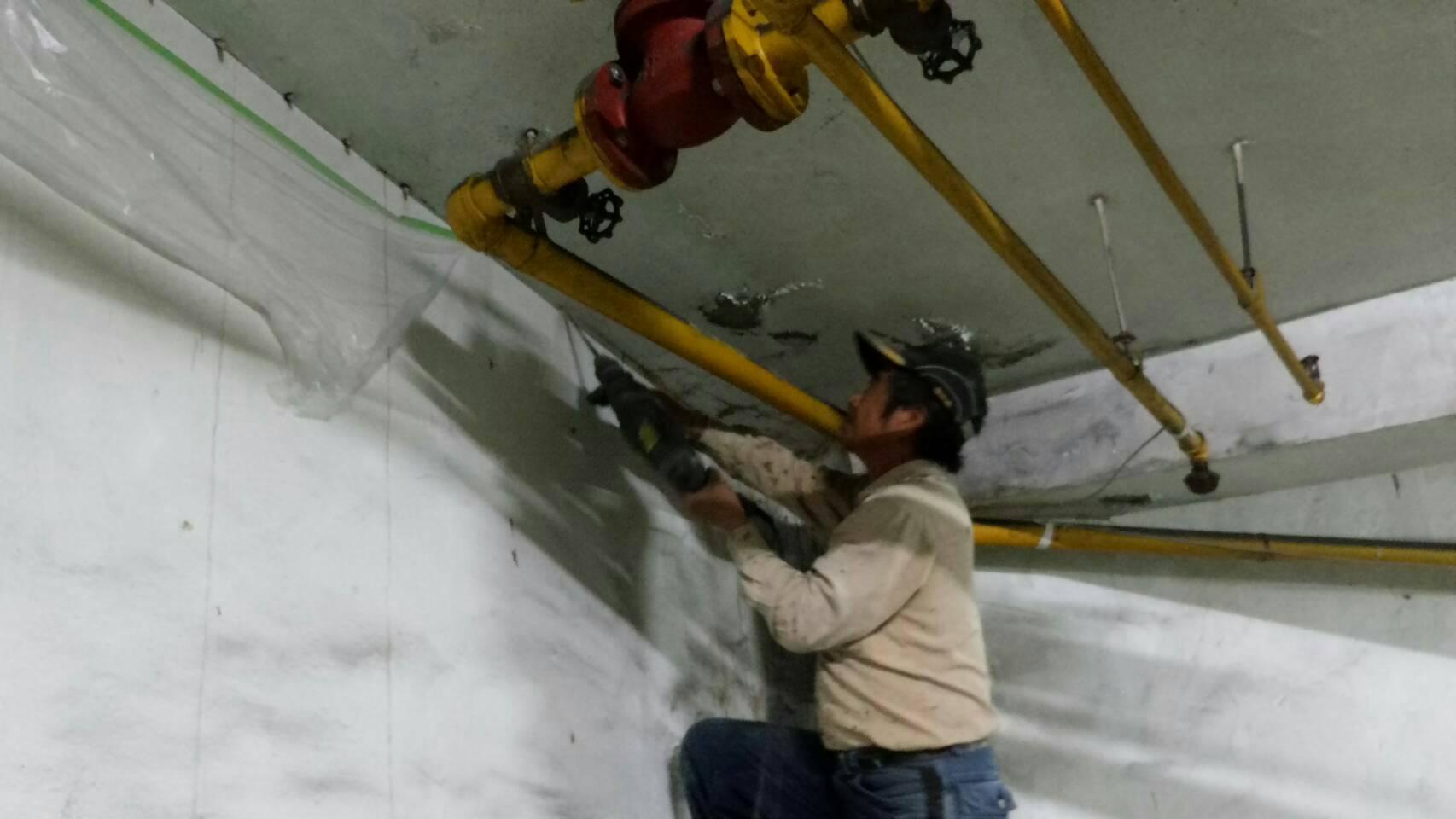 社區車道牆壁高壓灌注，玻璃纖維施作