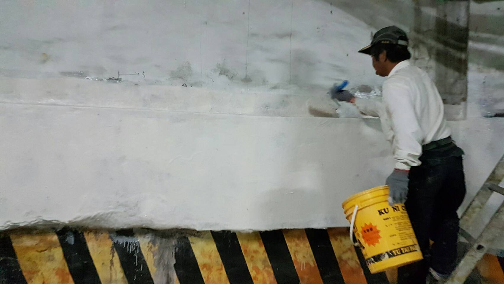 社區車道牆壁高壓灌注，玻璃纖維施作