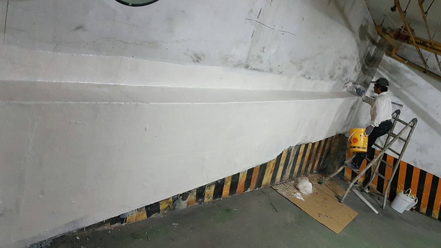 社區車道牆壁高壓灌注，玻璃纖維施作