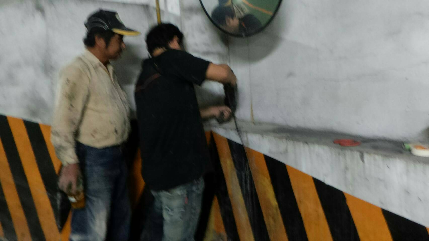 社區車道牆壁高壓灌注，玻璃纖維施作