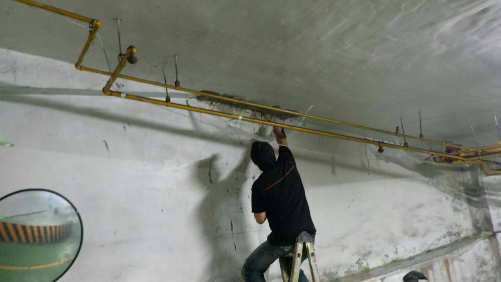 社區車道牆壁高壓灌注，玻璃纖維施作