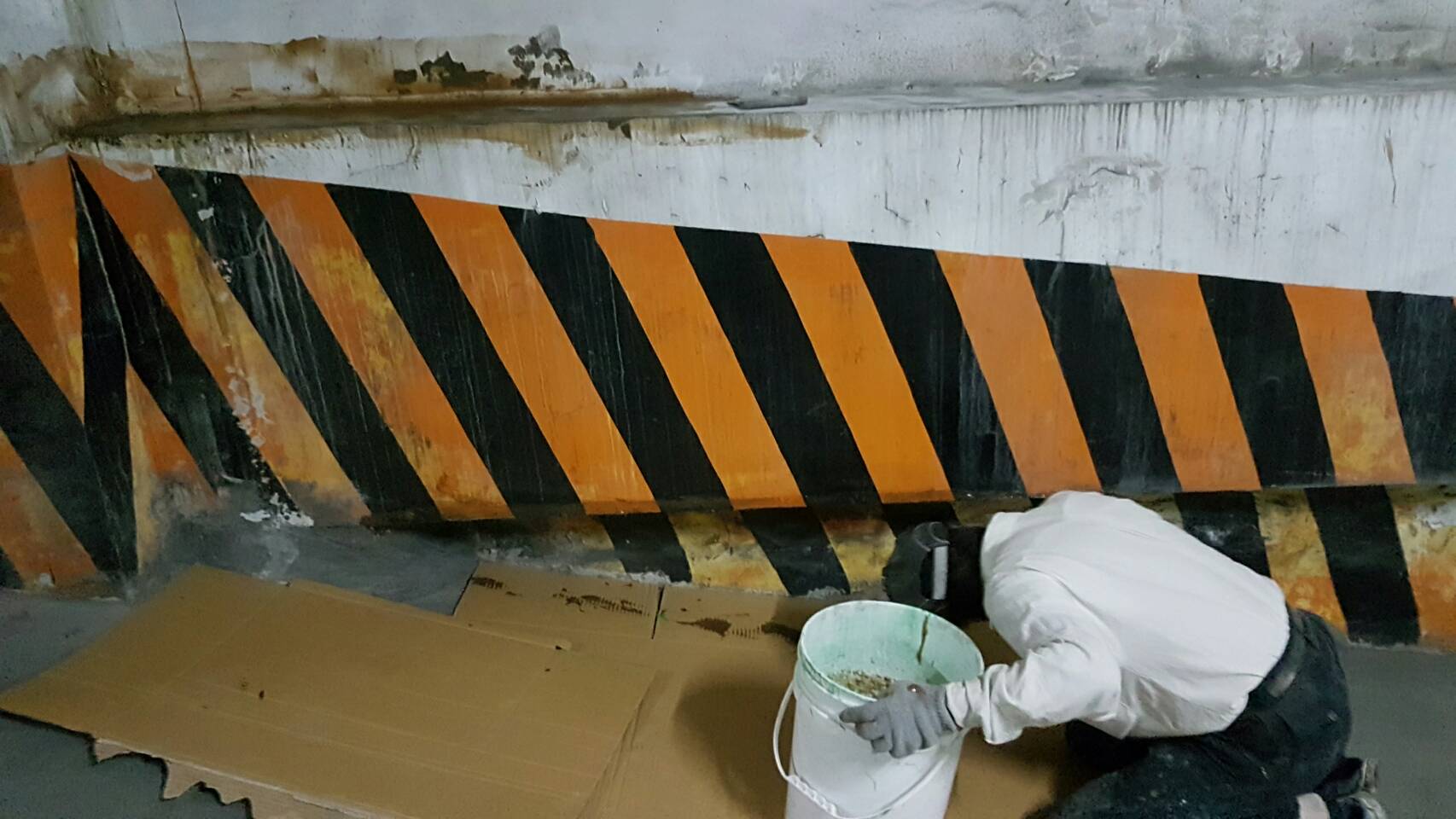 社區車道牆壁高壓灌注，玻璃纖維施作