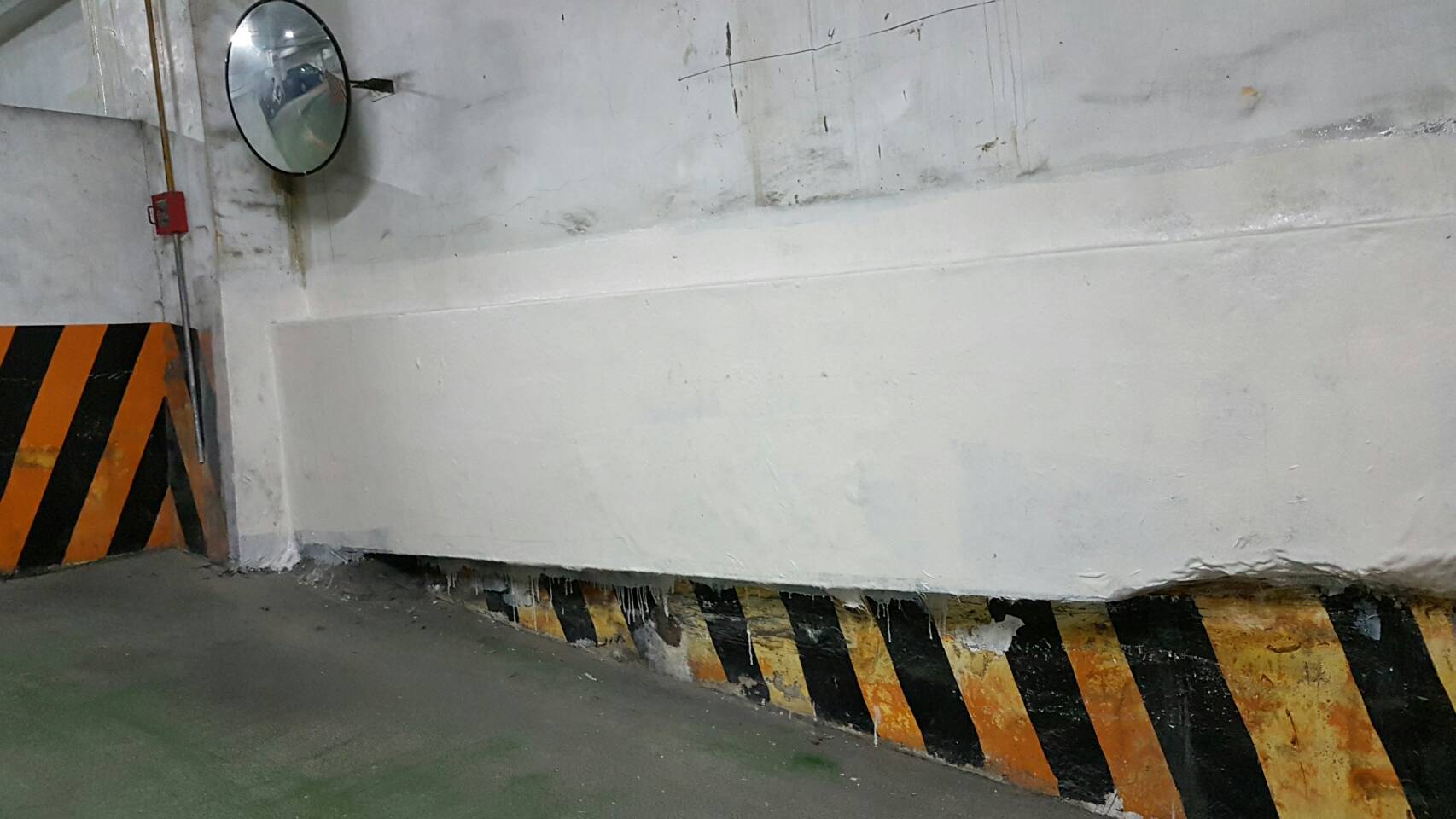 社區車道牆壁高壓灌注，玻璃纖維施作