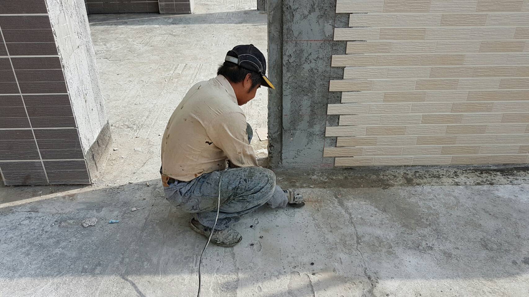 萬年二街一樓後陽台，水性環保彈泥防水工程施作(切割螺絲)