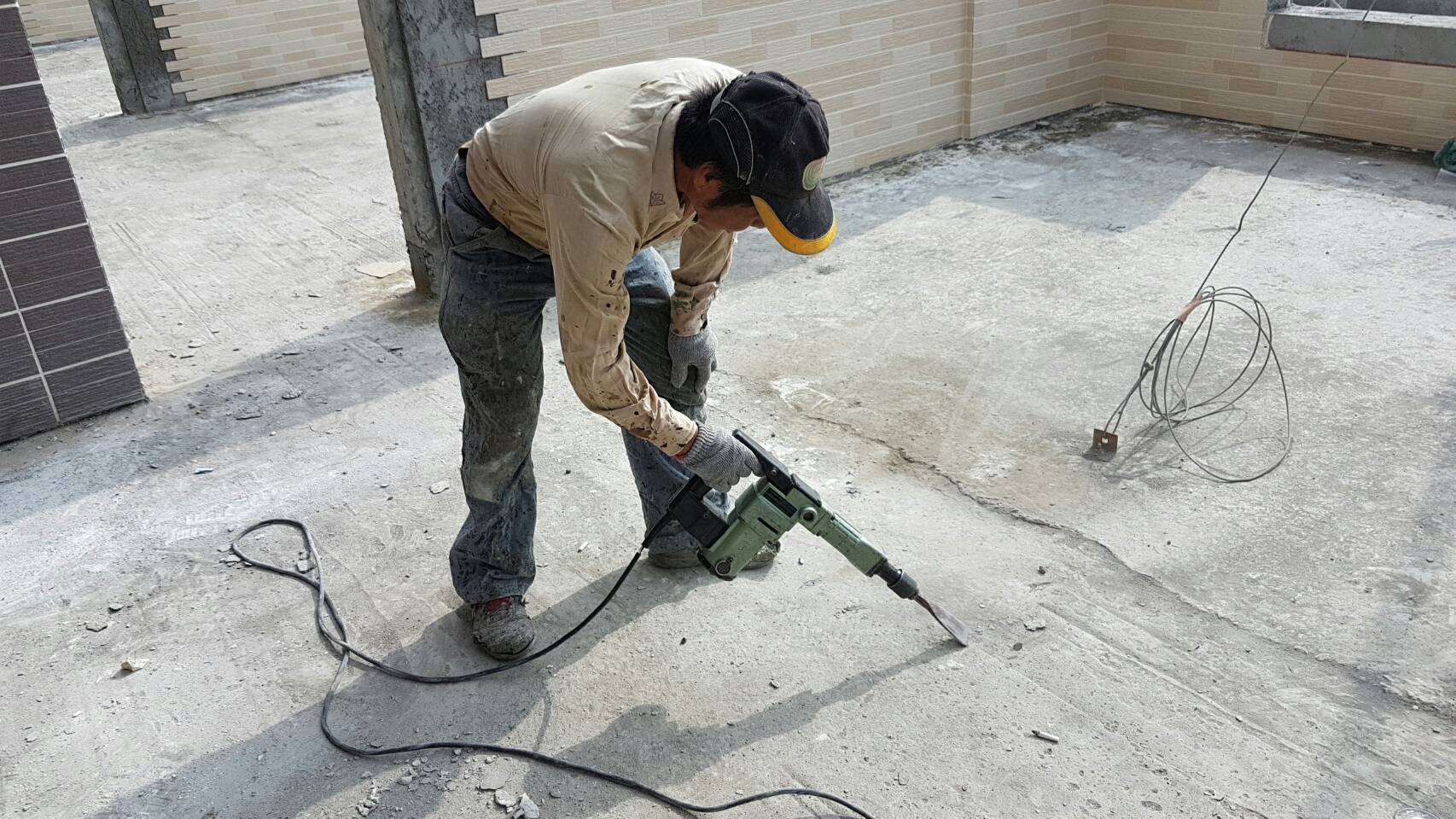 萬年二街一樓後陽台，水性環保彈泥防水工程施作(敲打土屎)