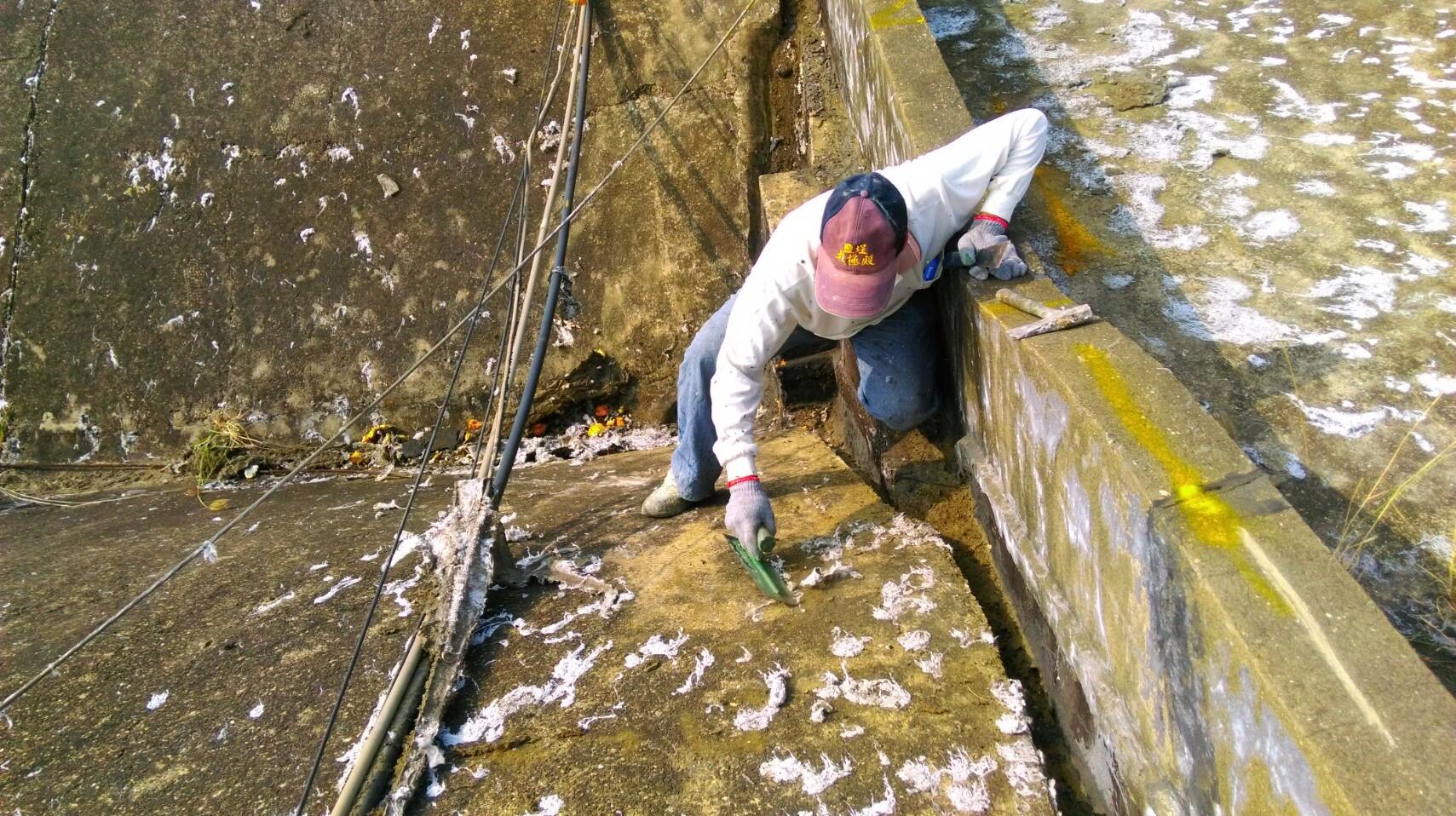 紡織業～新市廠AC5送風室屋頂FRP玻璃纖維層施作