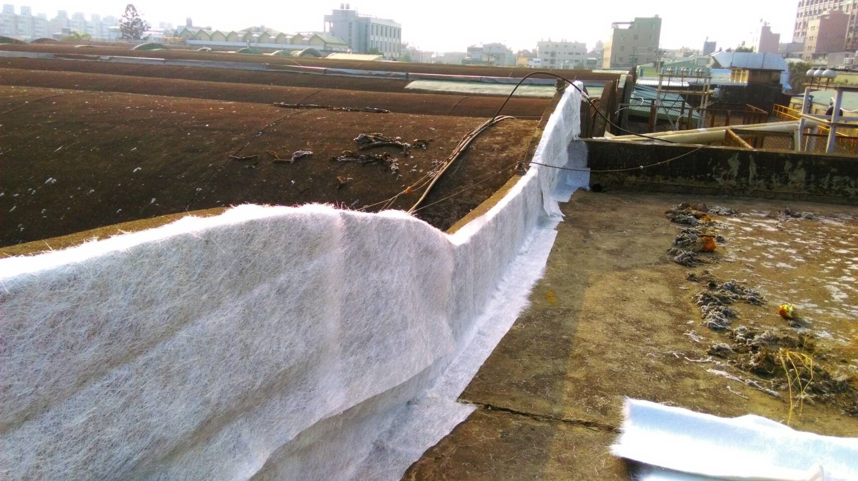 紡織業～新市廠AC5送風室屋頂FRP玻璃纖維層施作