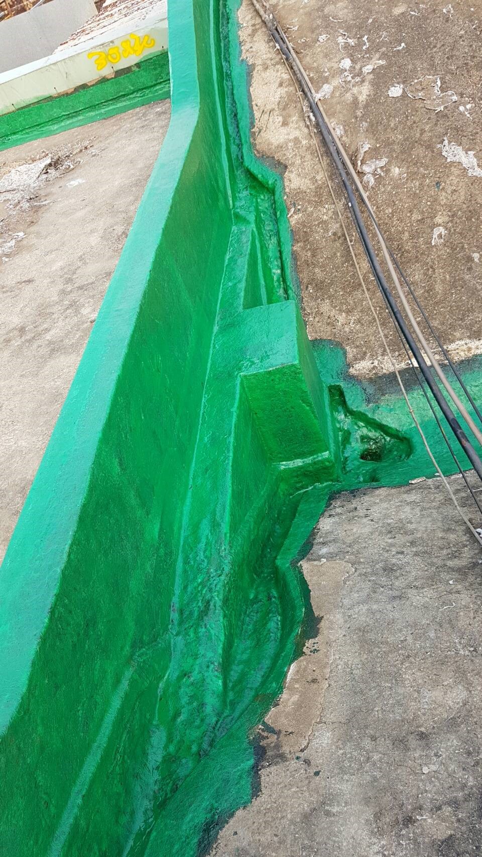 紡織業～新市廠AC5送風室屋頂FRP玻璃纖維層施作