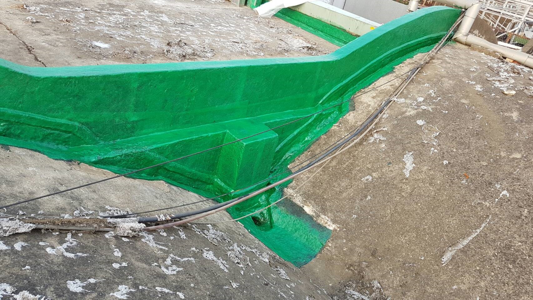 紡織業～新市廠AC5送風室屋頂FRP玻璃纖維層施作