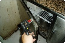 餐廳廚房冰箱蟑螂凝膠防治施工過程