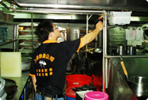 賣場管線蟑螂凝膠防治施工過程