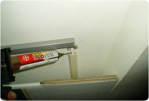 賣場冰箱蟑螂凝膠防治施工過程