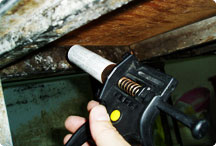 賣場管線蟑螂凝膠防治施工過程