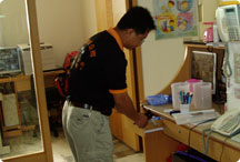 賣場管線蟑螂凝膠防治施工過程