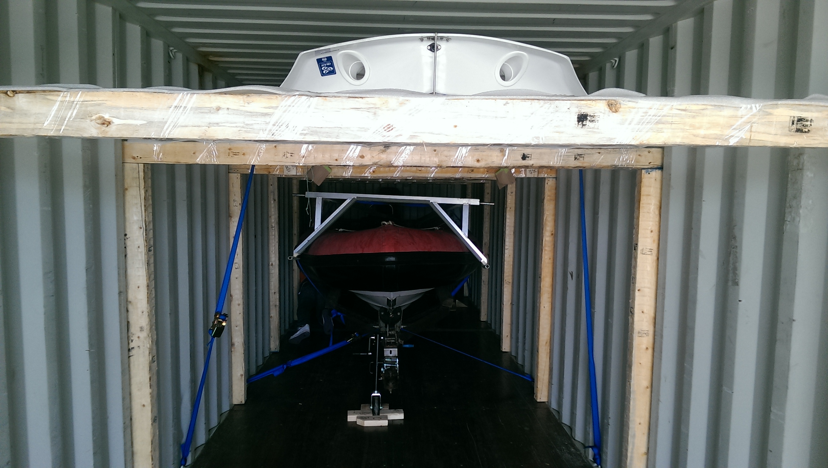 快艇貨櫃內固定