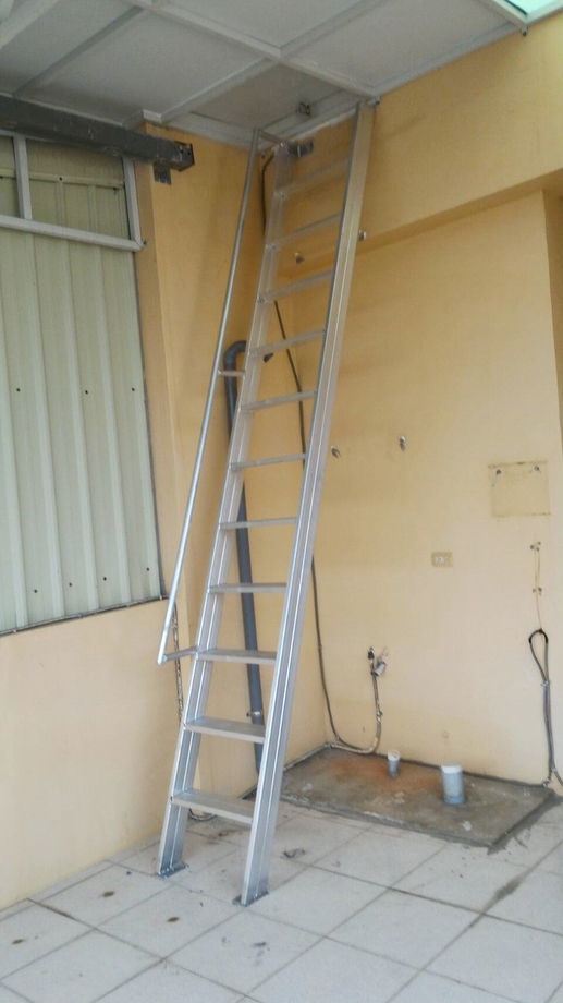 11階固定扶手爬梯