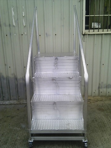 4階移動式手扶階梯