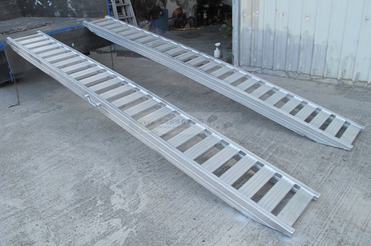 14尺自走車坡道