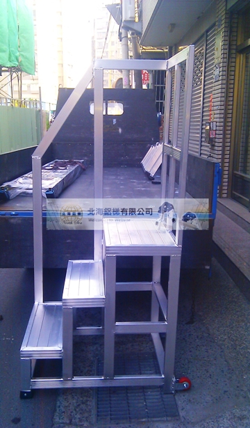 3階左邊手扶把固定式作業梯