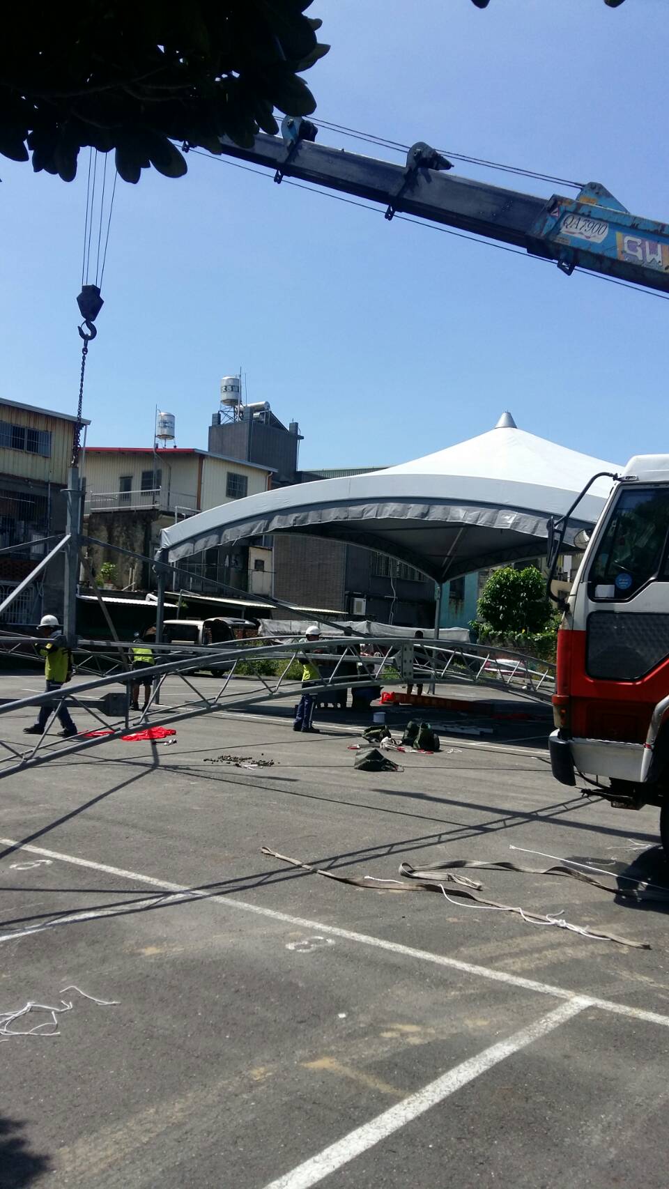 戶外活動帳篷吊掛作業