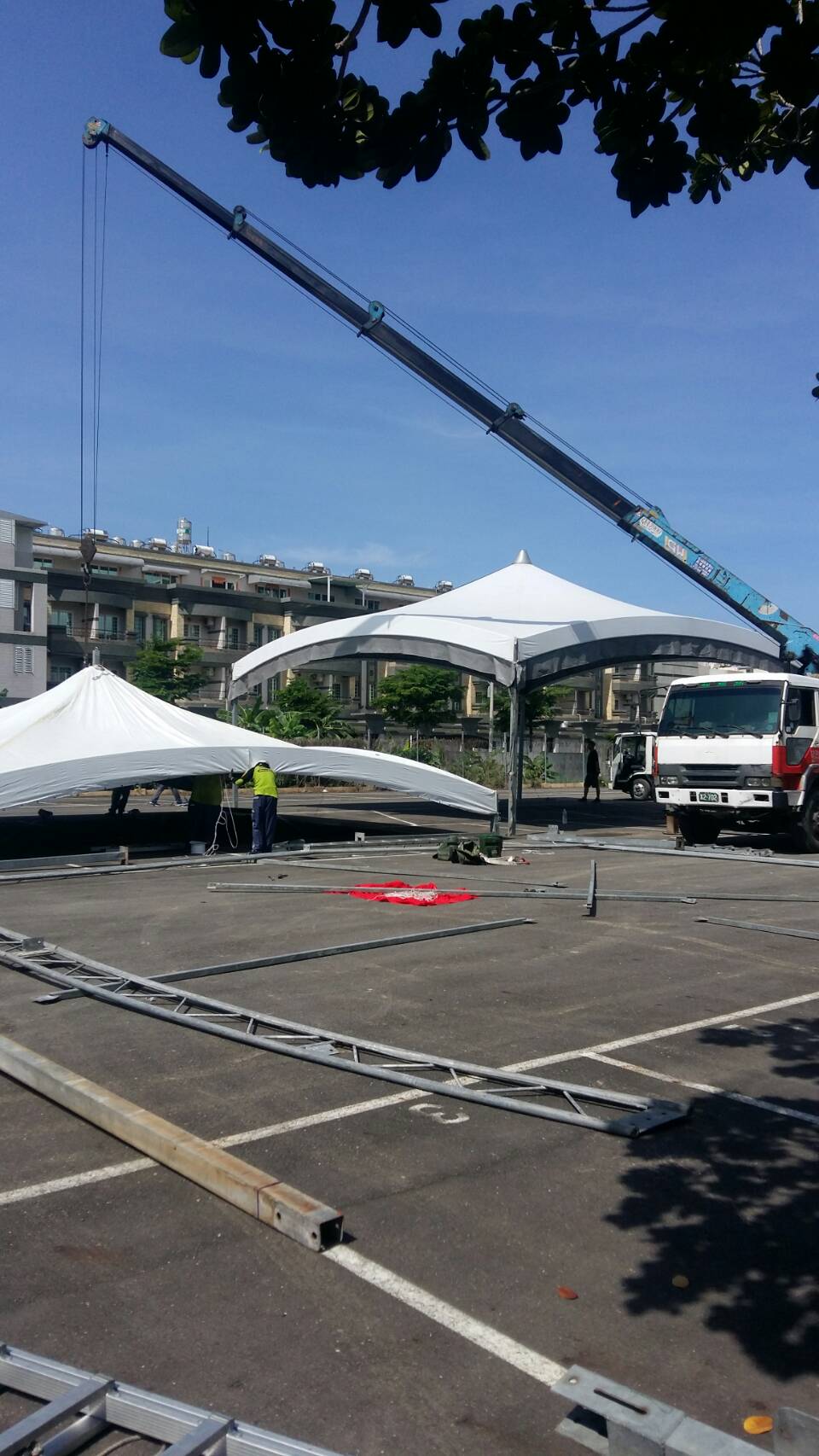 戶外活動帳篷吊掛作業