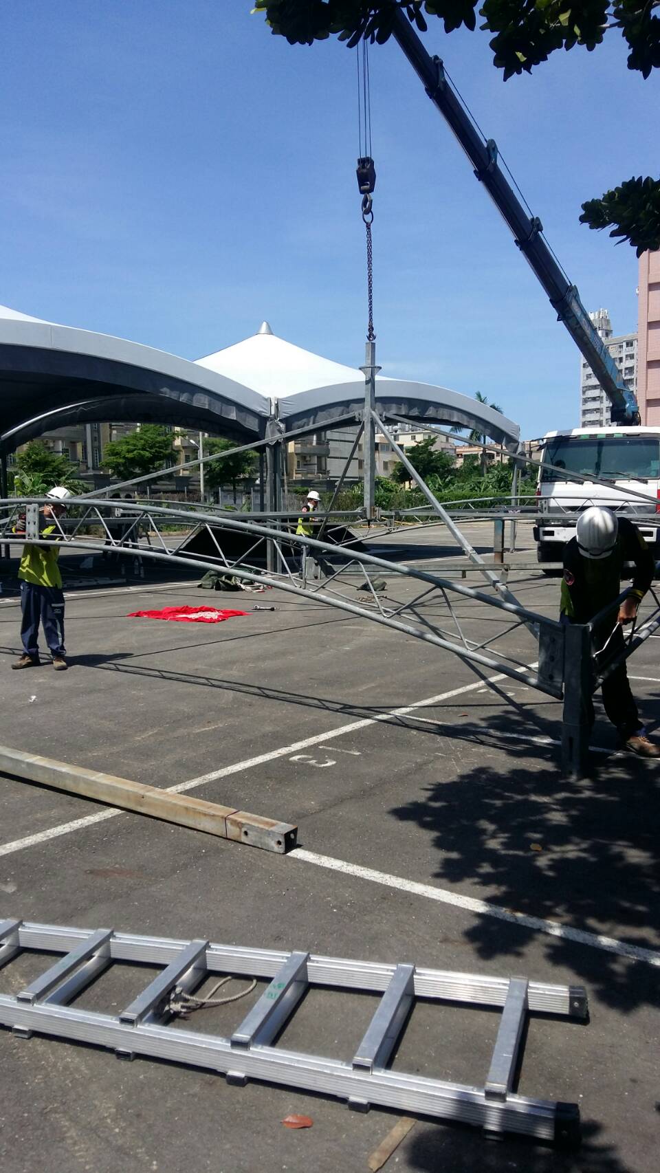 戶外帳棚吊掛作業