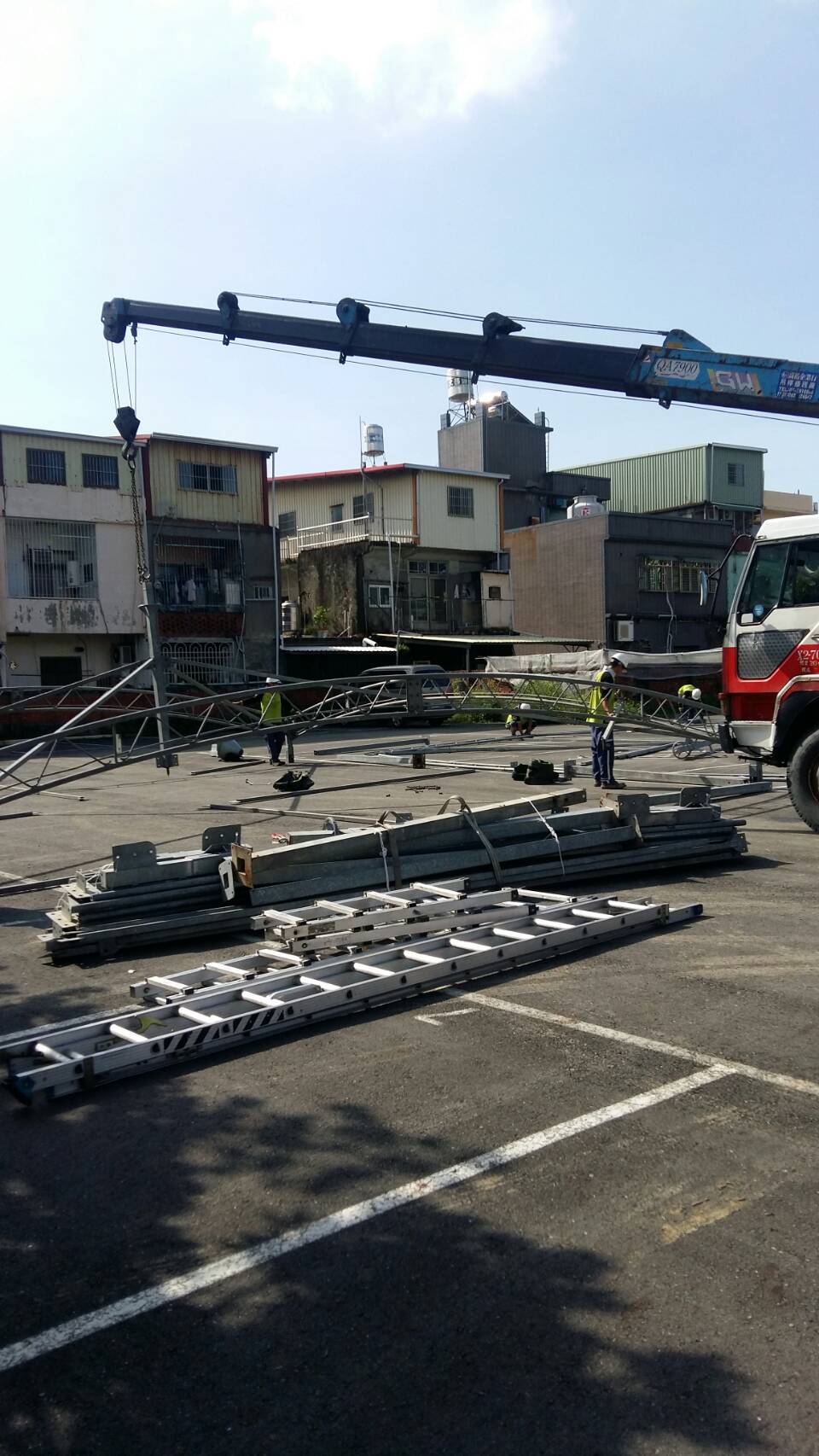 戶外活動用帳篷吊掛作業