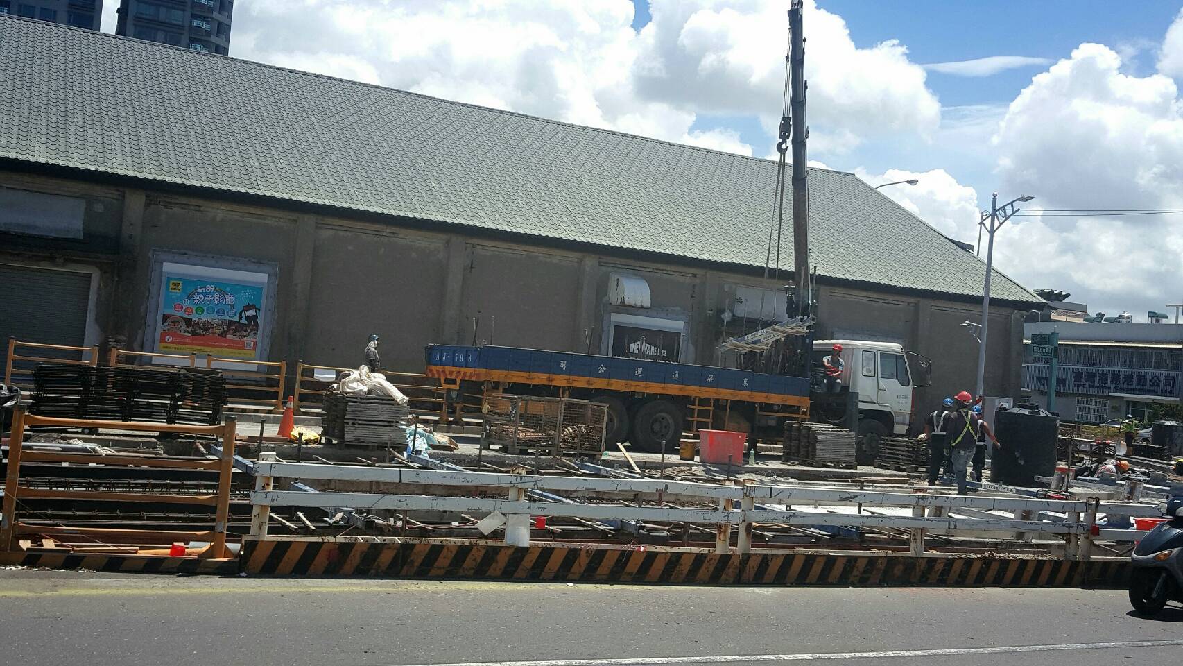 高雄輕軌道路現場作業