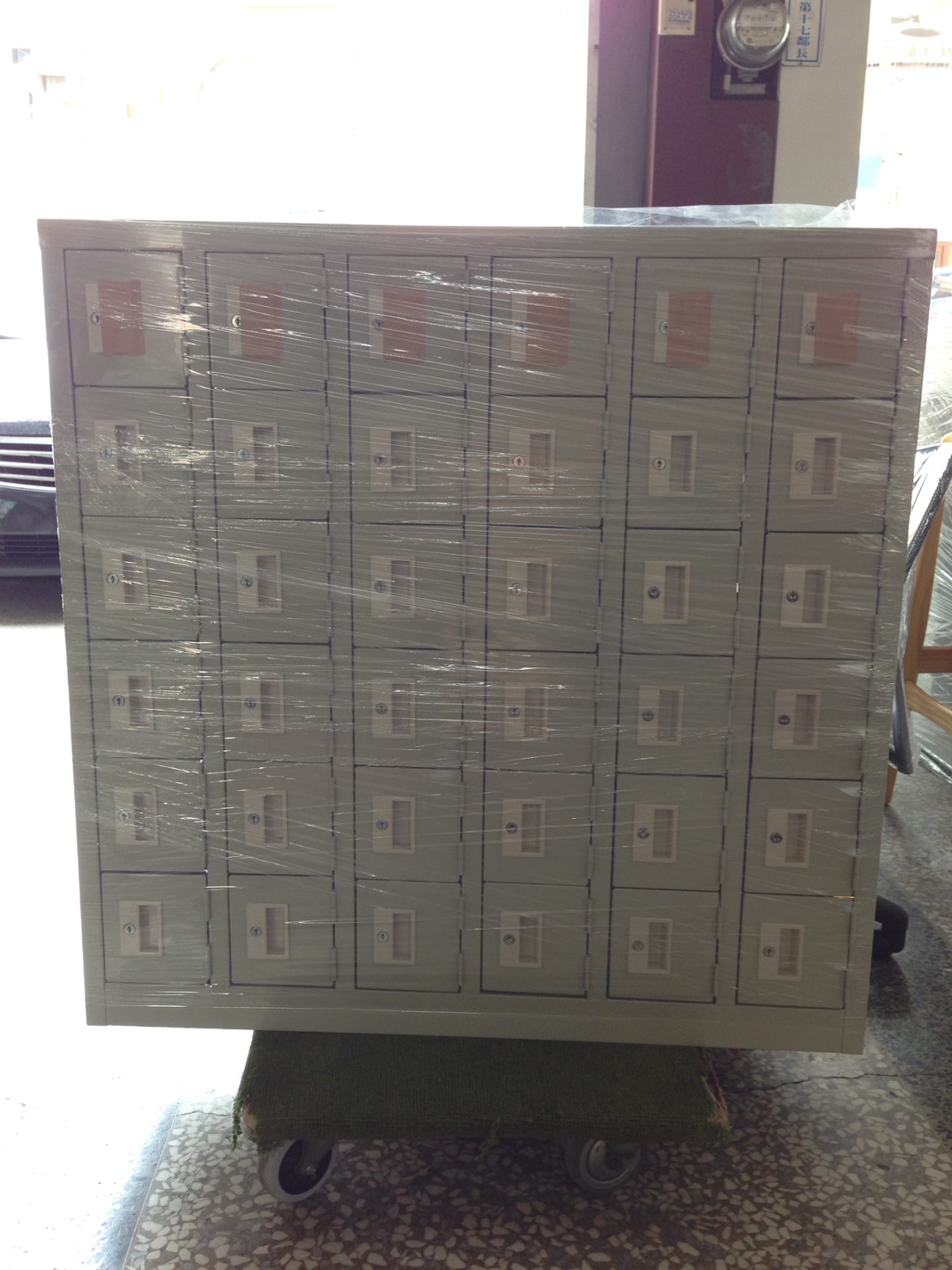 三十六格手機櫃