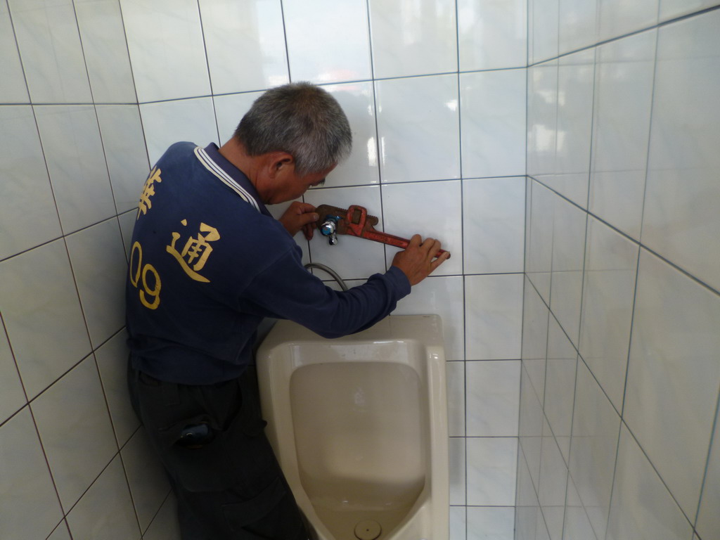 小便斗沖水器更換