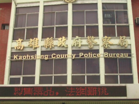 立體、鈦金字、銜牌