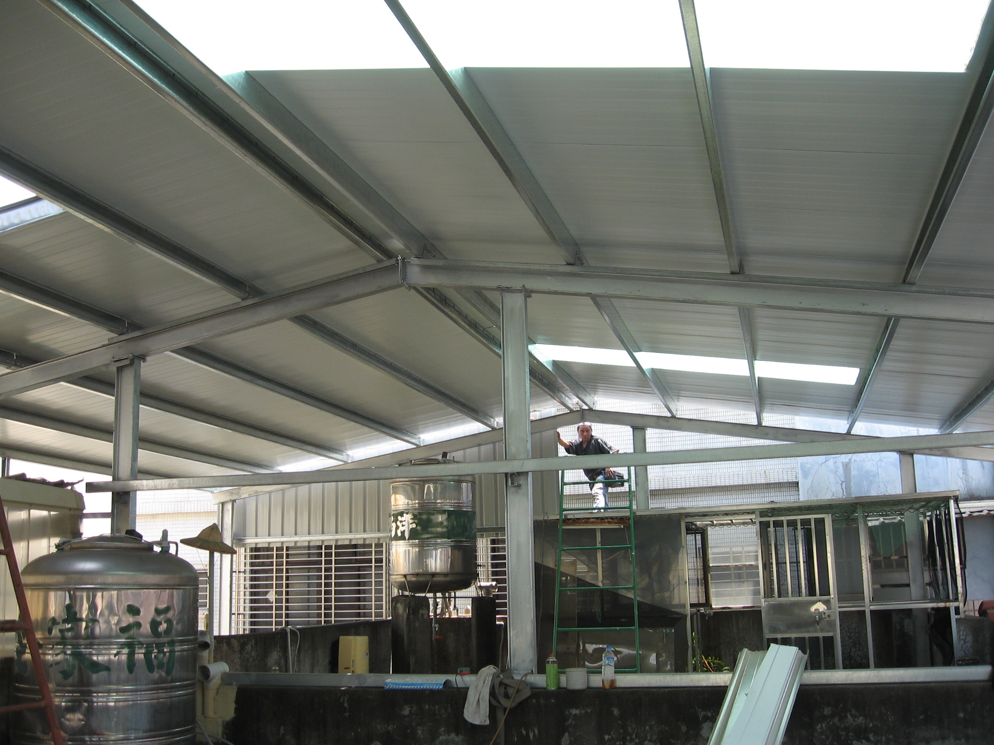 屋頂鐵皮屋樓梯