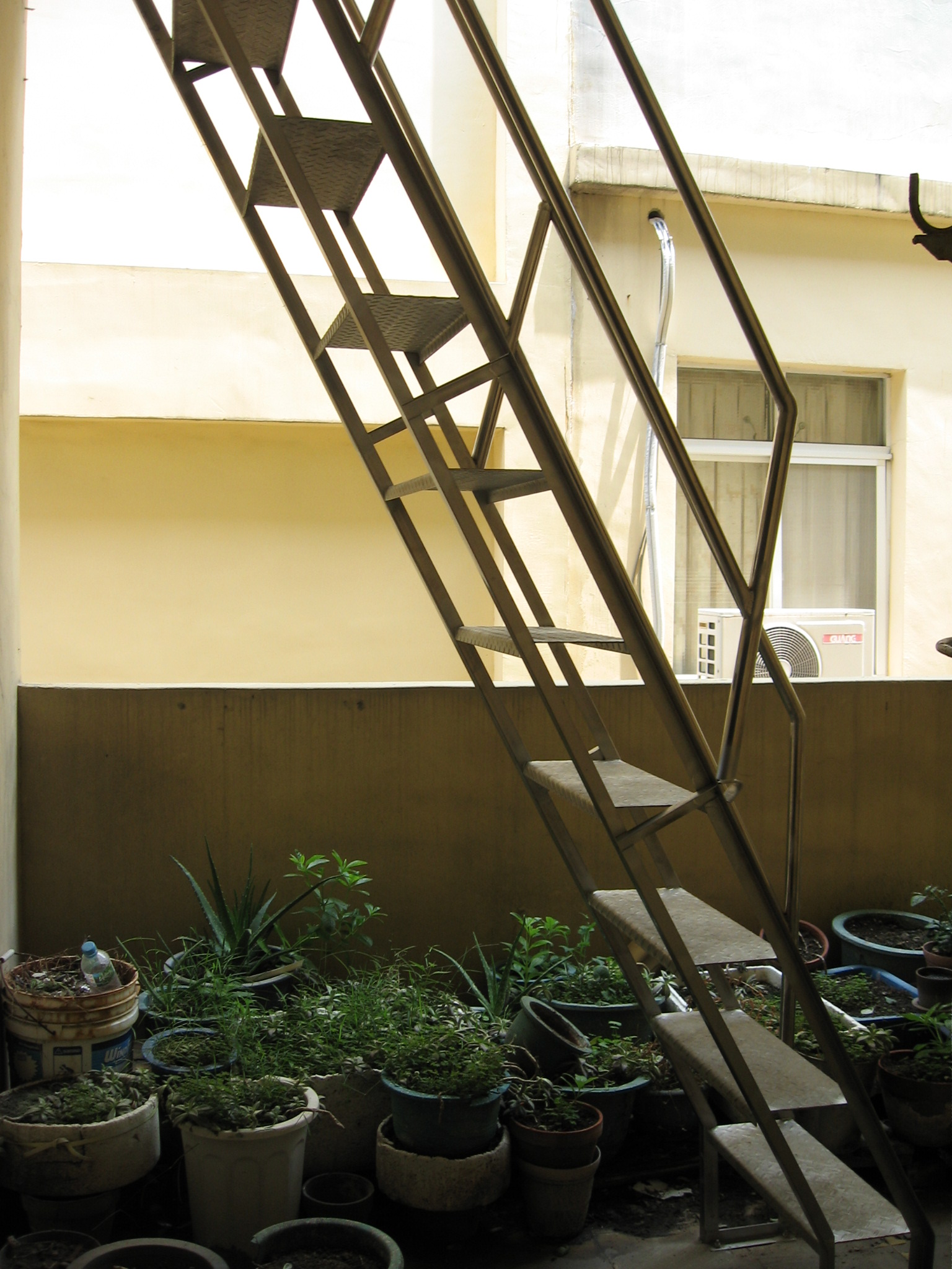 屋頂鐵皮屋樓梯