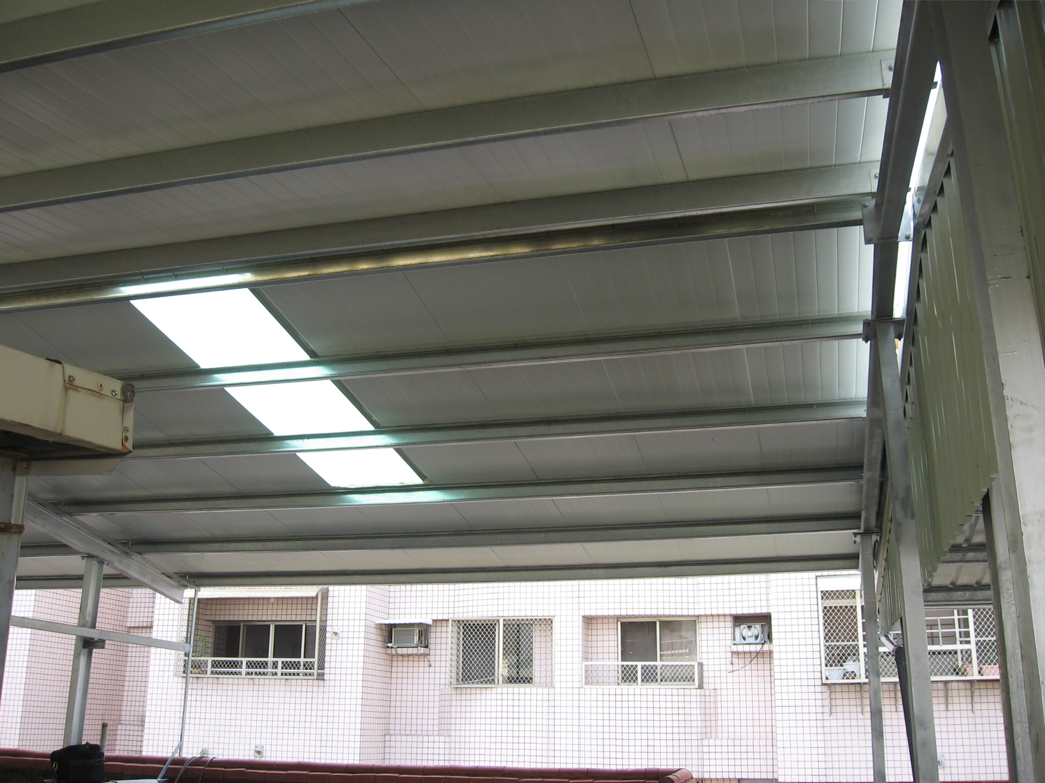 屋頂鐵皮屋樓梯