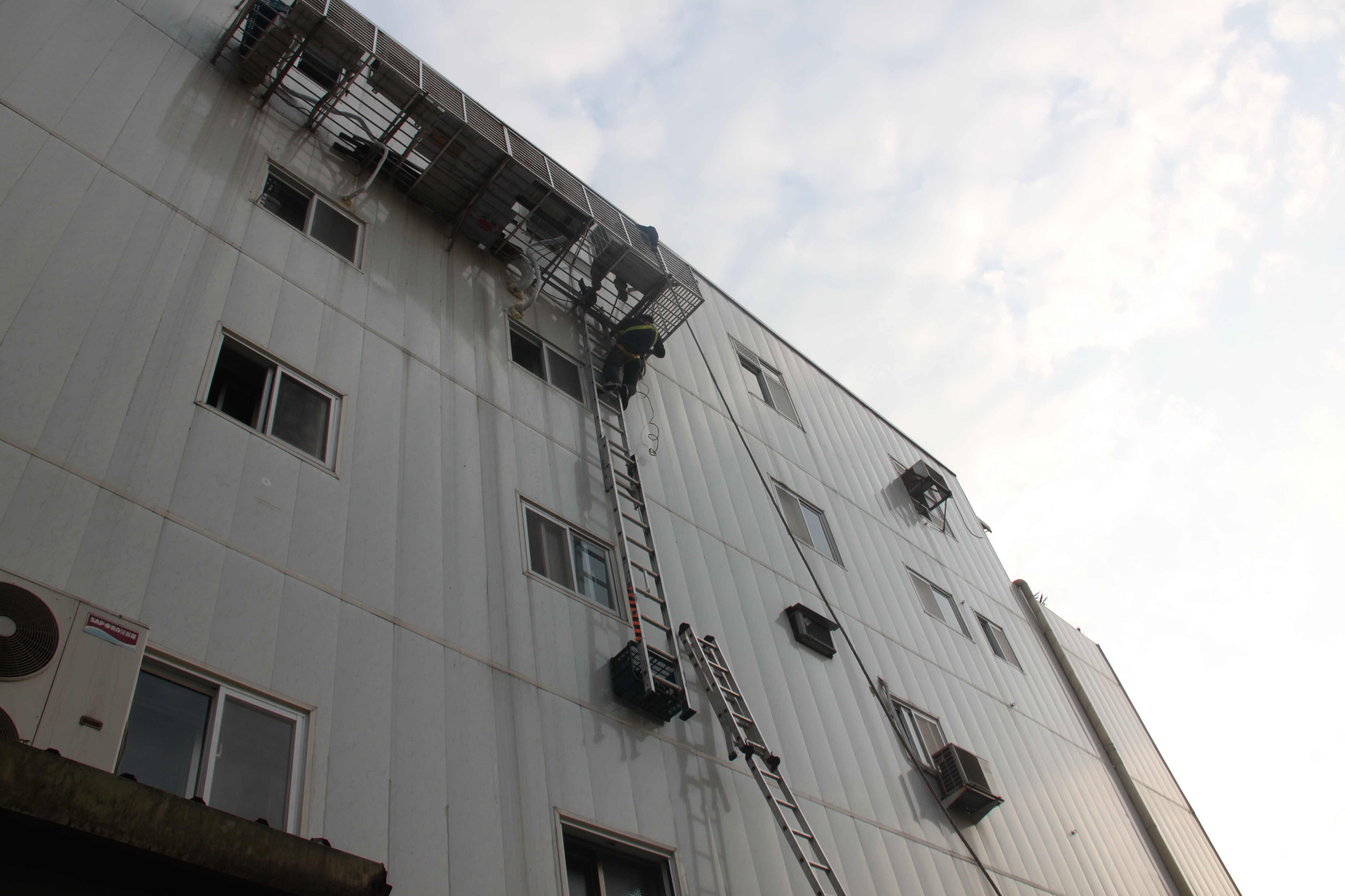 新北市三重住家分離式冷氣外牆補漏水