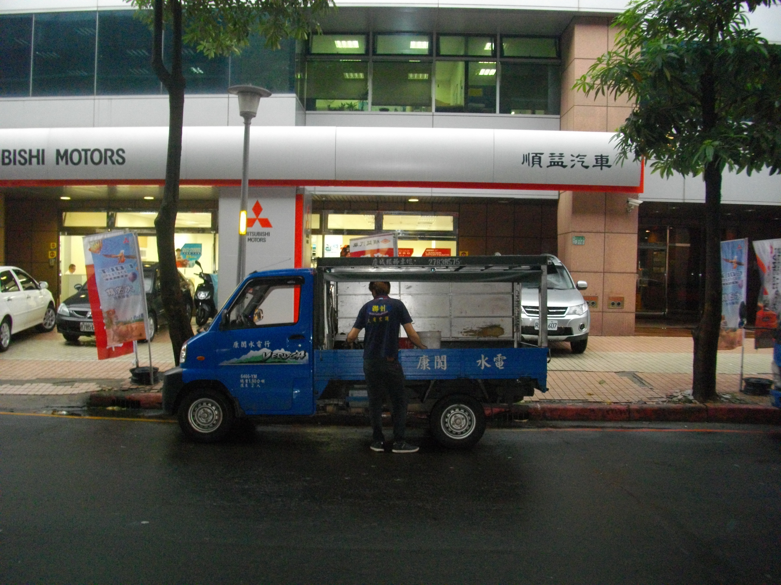 新莊汽車公司空調40RT主機側洗