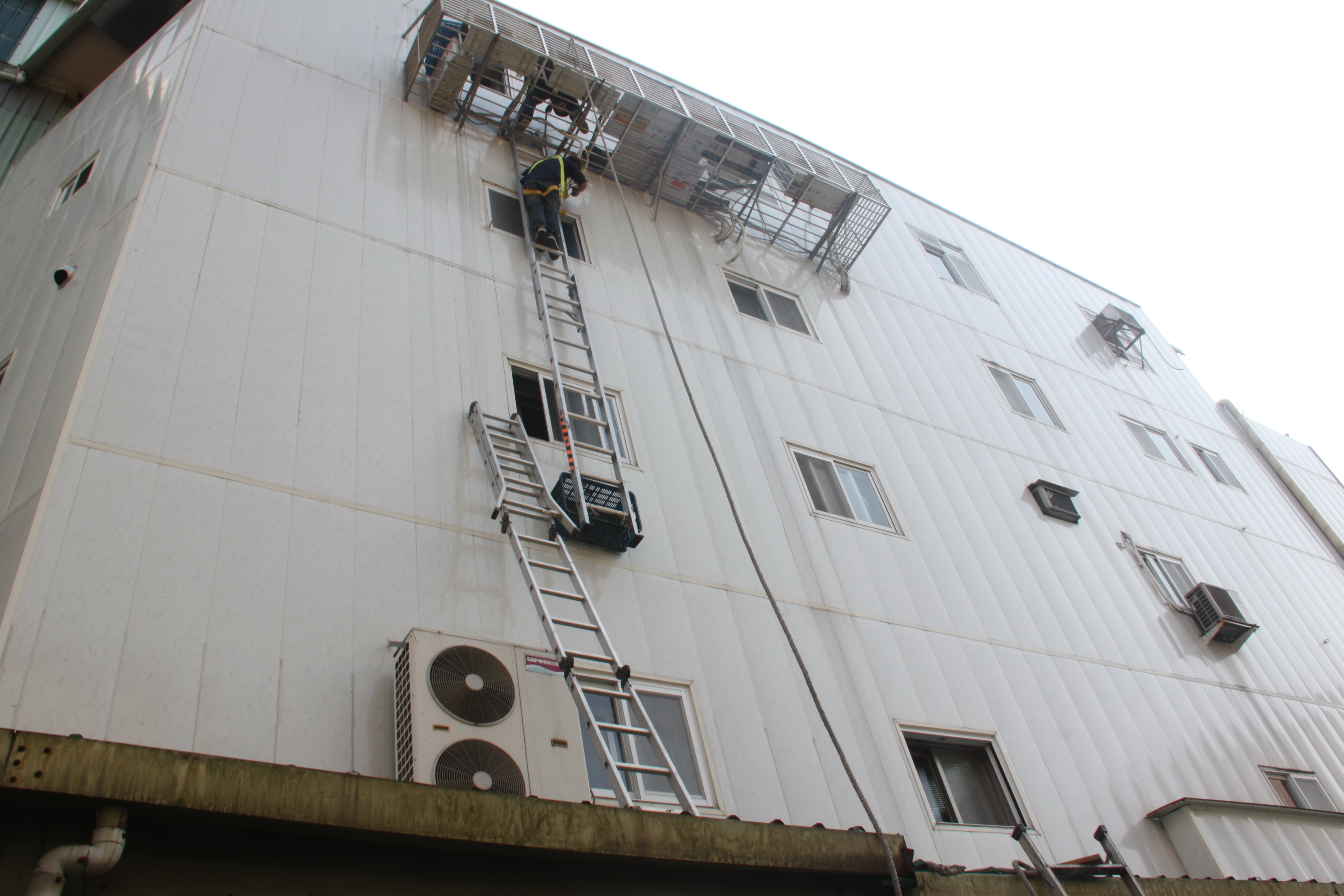 新北市三重住家分離式冷氣外牆補漏水