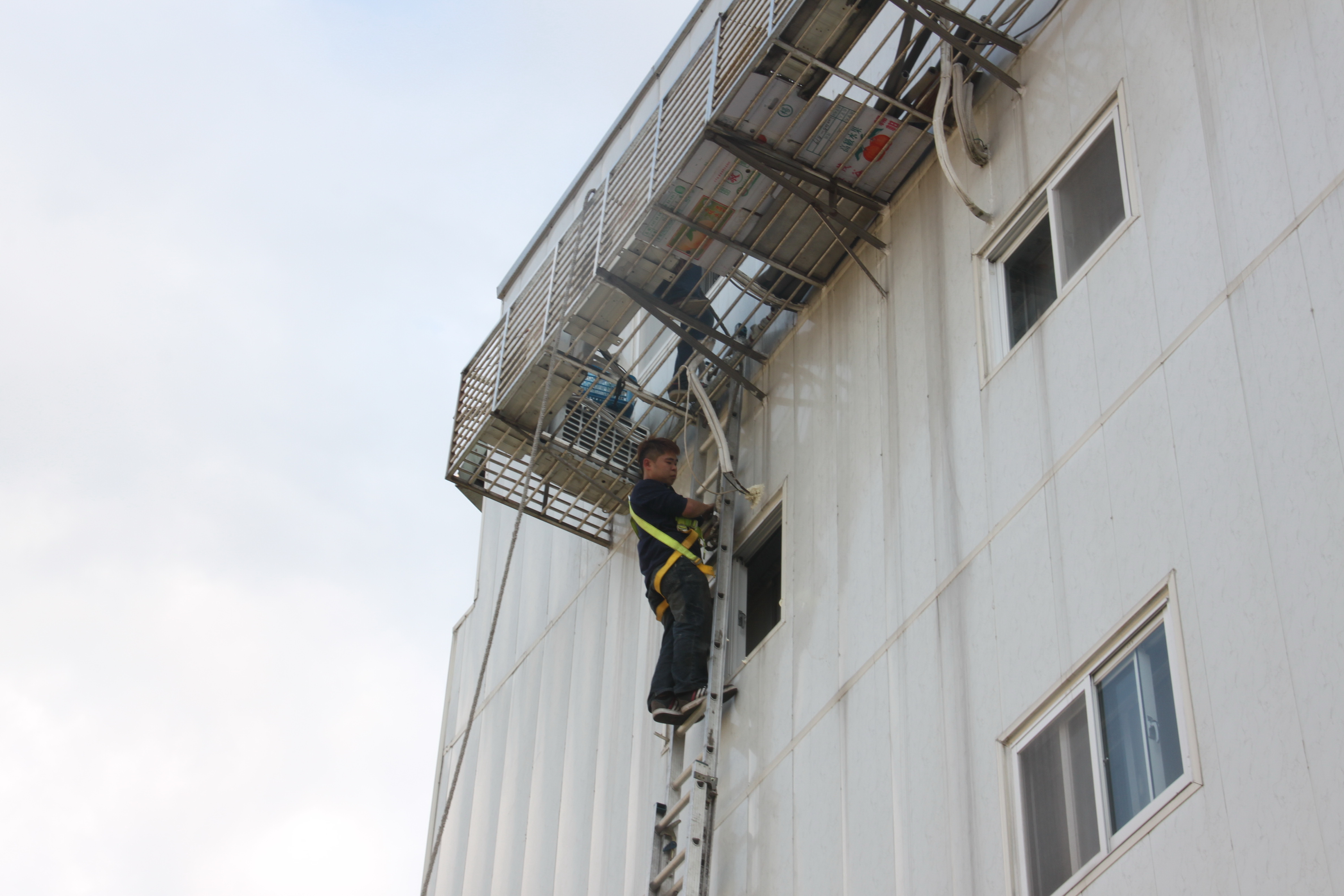 新北市三重住家分離式冷氣外牆補漏水