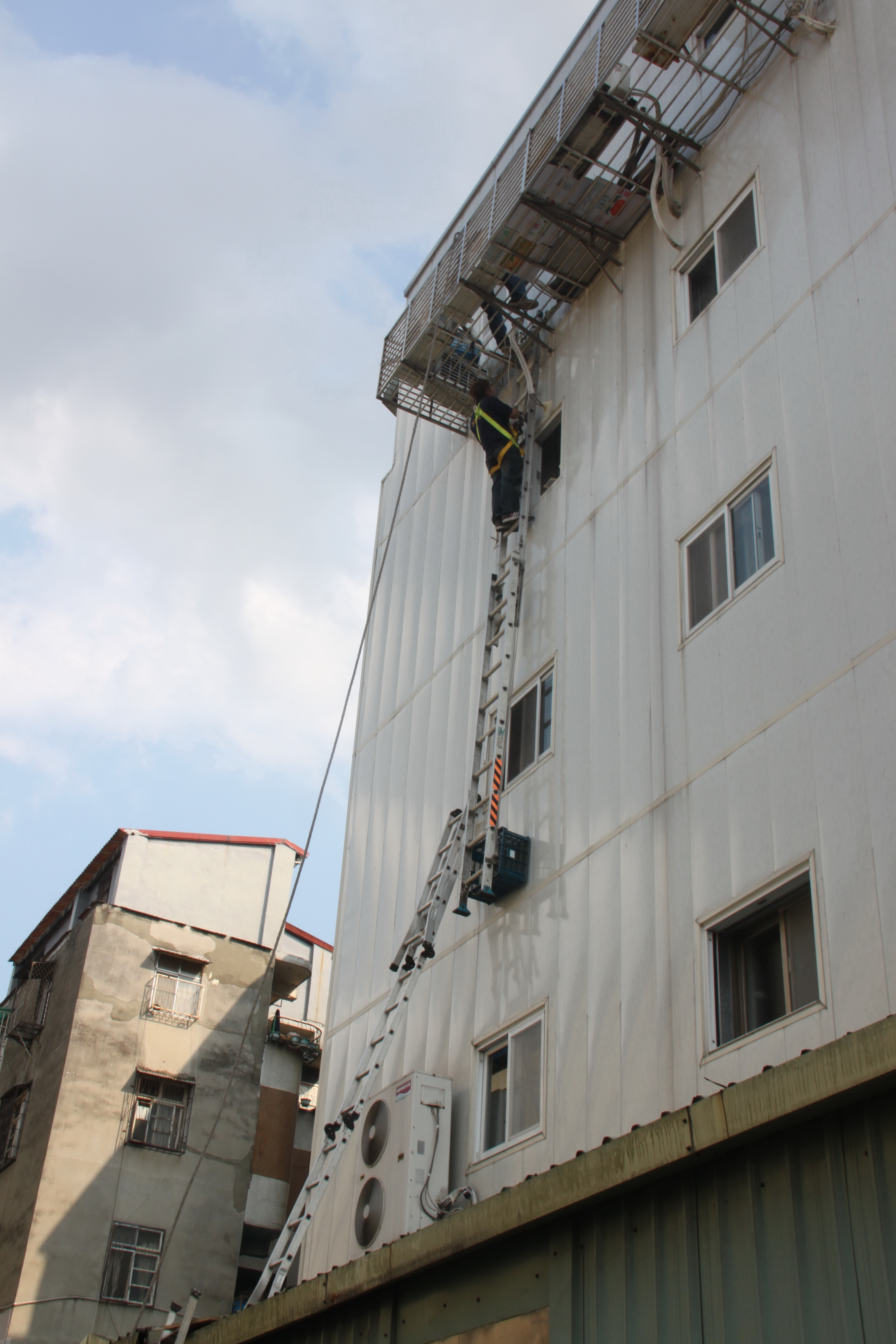 新北市三重住家分離式冷氣外牆補漏水