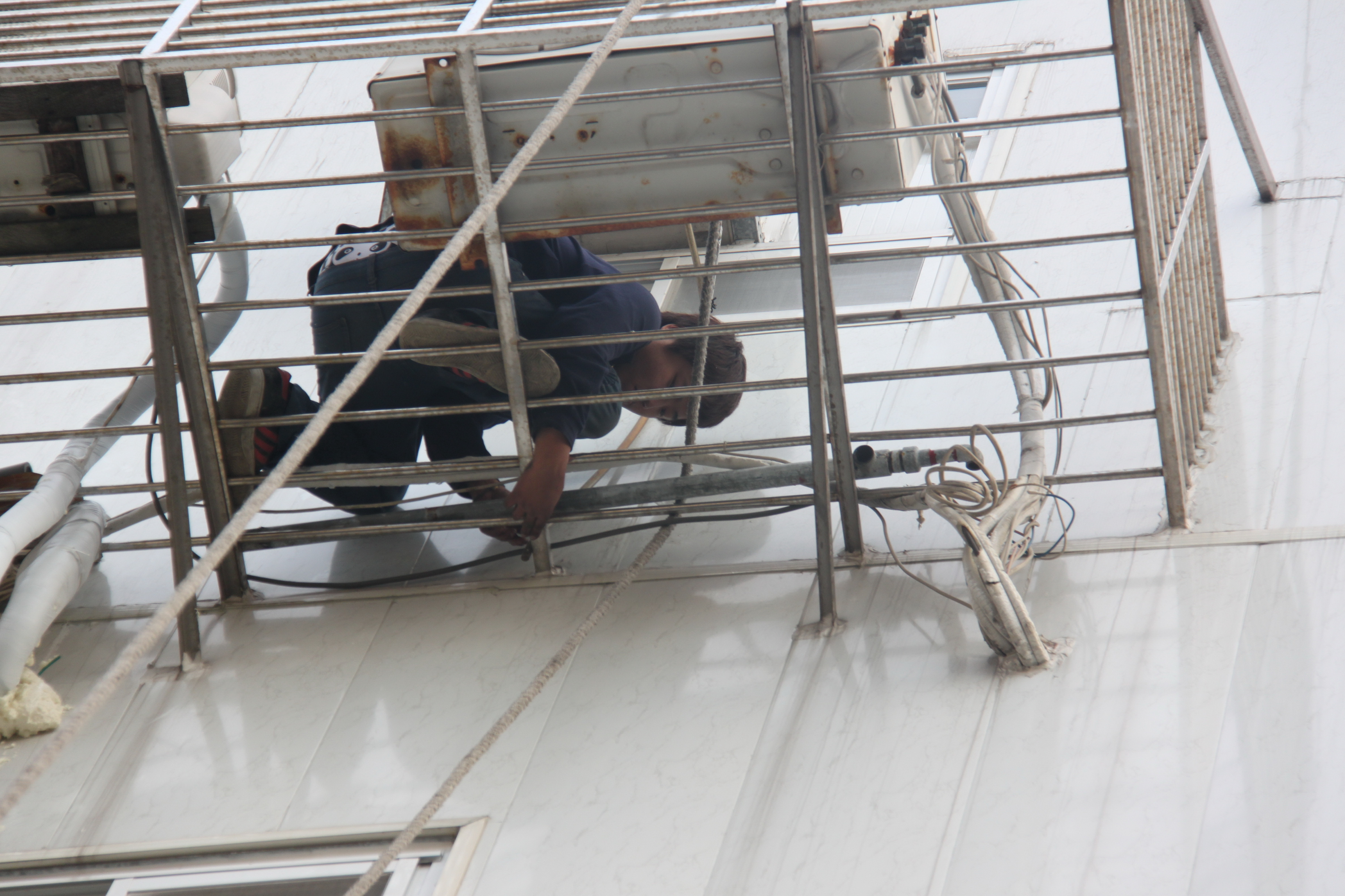 新北市三重住家分離式冷氣外牆補漏水