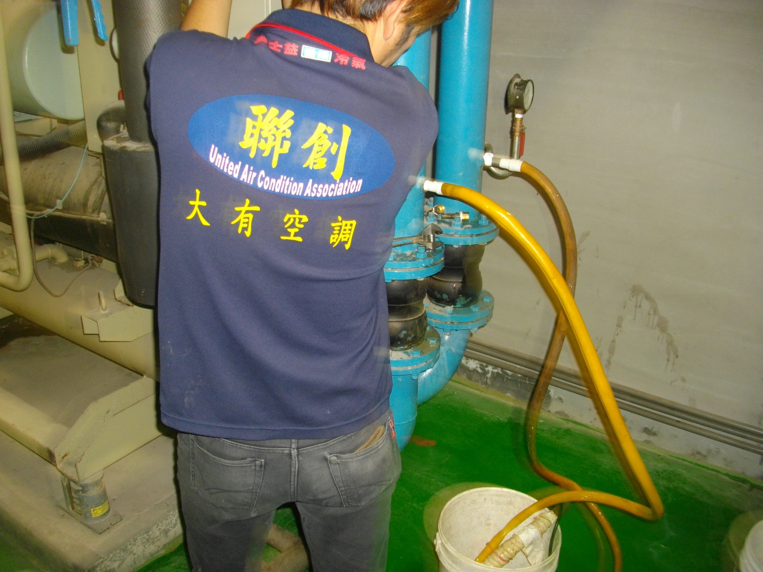 新莊汽車公司空調40RT主機側洗